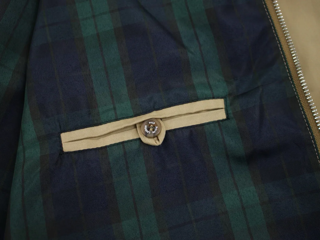 🅿️330 new model number: B129 Ralph Lauren's new 2024 classic old money style stand collar executive zipper jacket 1️⃣Selected from high-quality original developed pure cotton fabrics, with customized plaid lining inside, the overall wearing effect is very soft and comfortable, 2️⃣The workmanship details are perfectly controlled, the chest is exquisitely embroidered with small logos, and the dropped shoulders are made of splicing technology to create a unique design style that highlights your personality! The version is simple but not simple! 3️⃣ Complete with tag accessories, unisex design, and a very versatile jacket for men and women! Color: black, navy, khaki, green Size: S, M, L, XL